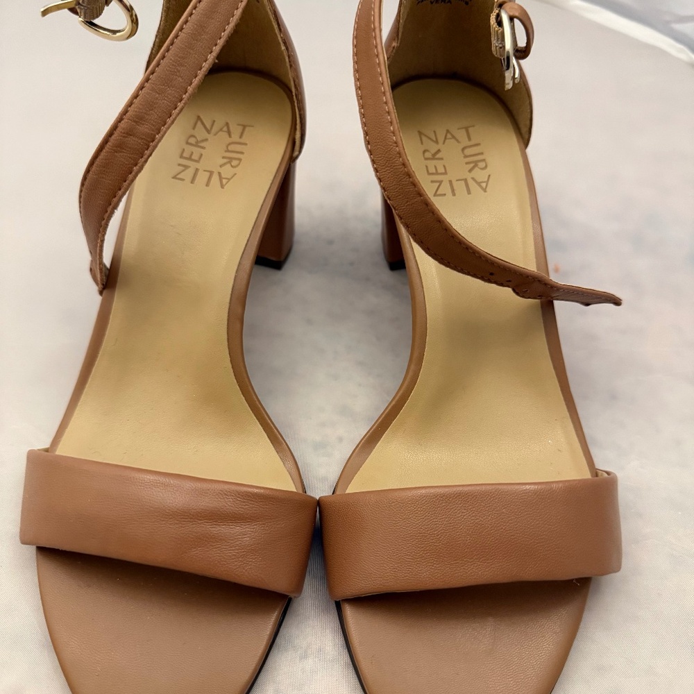 Sandal with heel  Nauralizer 2 inch heels size 7 N